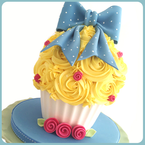 giant cupcake, class, cake school, piping buttercream swirls, piping class, giant bow, norwich, norfolk